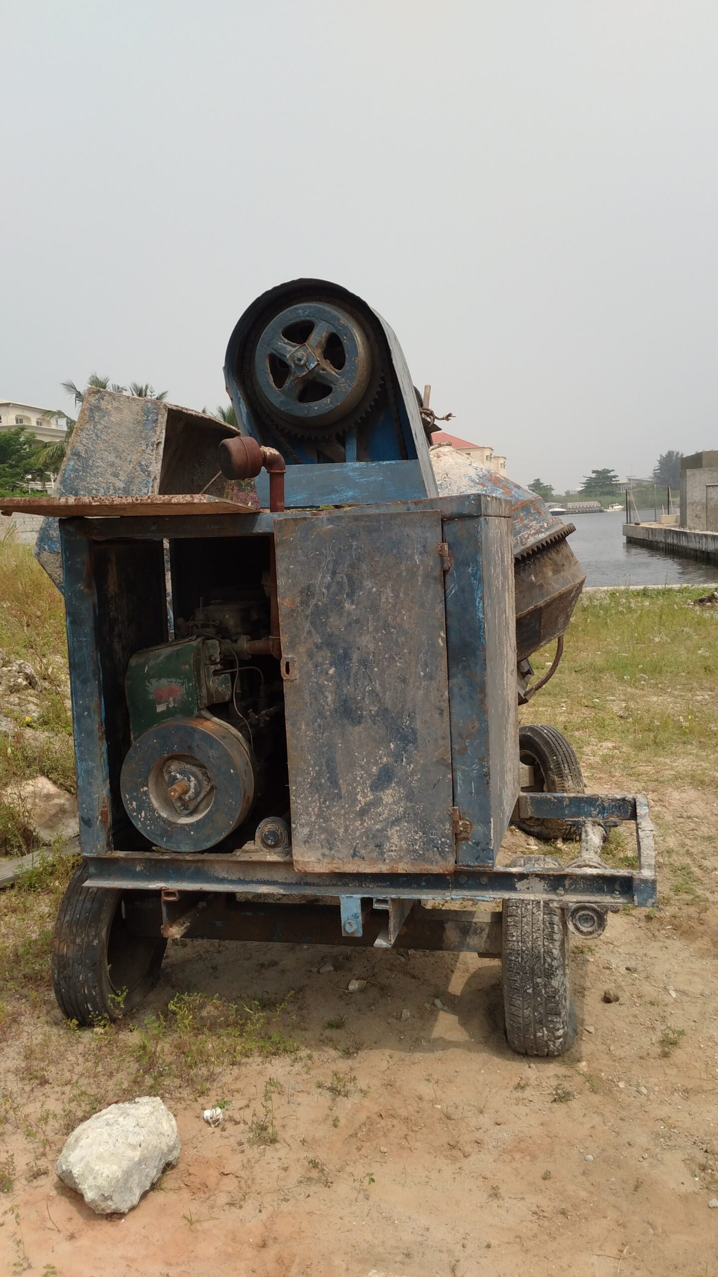 Concrete mixer selfloading and hoisting